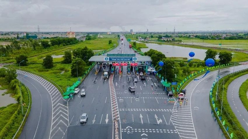 Trạm thu phí trên tuyến đường bộ cao tốc Bắc - Nam. Ảnh: V.Long
