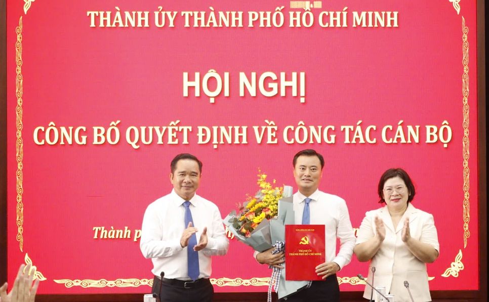 Ông Nguyễn Văn Được - Phó Bí thư Thành ủy, Chủ tịch UBND TP.HCM và bà Văn Thị Bạch Tuyết - Phó Bí thư Thành ủy TP.HCM trao quyết định, tặng hoa chúc mừng ông Bùi Xuân Cường Ông Nguyễn Văn Được - Phó Bí thư Thành ủy, Chủ tịch UBND TP.HCM và bà Văn Thị Bạch Tuyết - Phó Bí thư Thành ủy TP.HCM trao quyết định, tặng hoa chúc mừng ông Bùi Xuân Cường