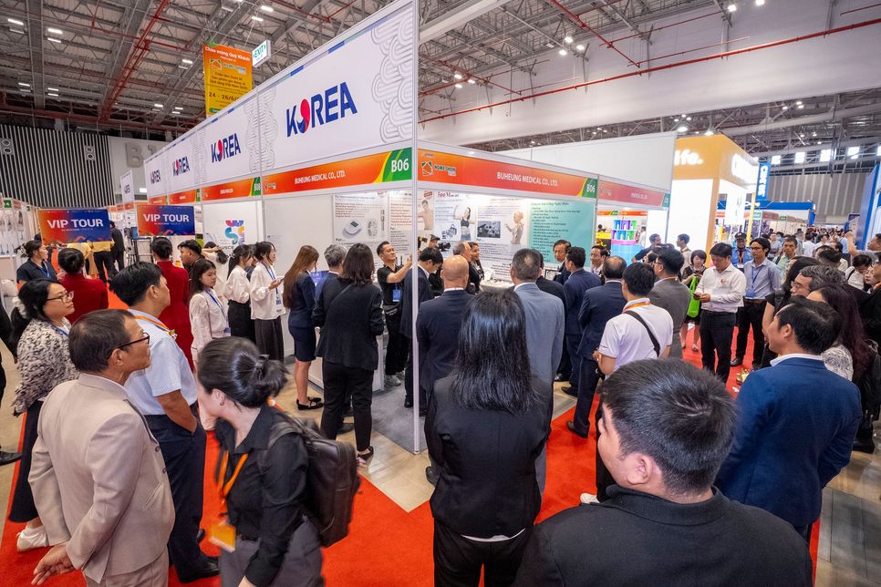 Triển lãm HomeShow Vietnam 2026 thu hút rất đông khách tham quan trong ngày đầu mở cửa