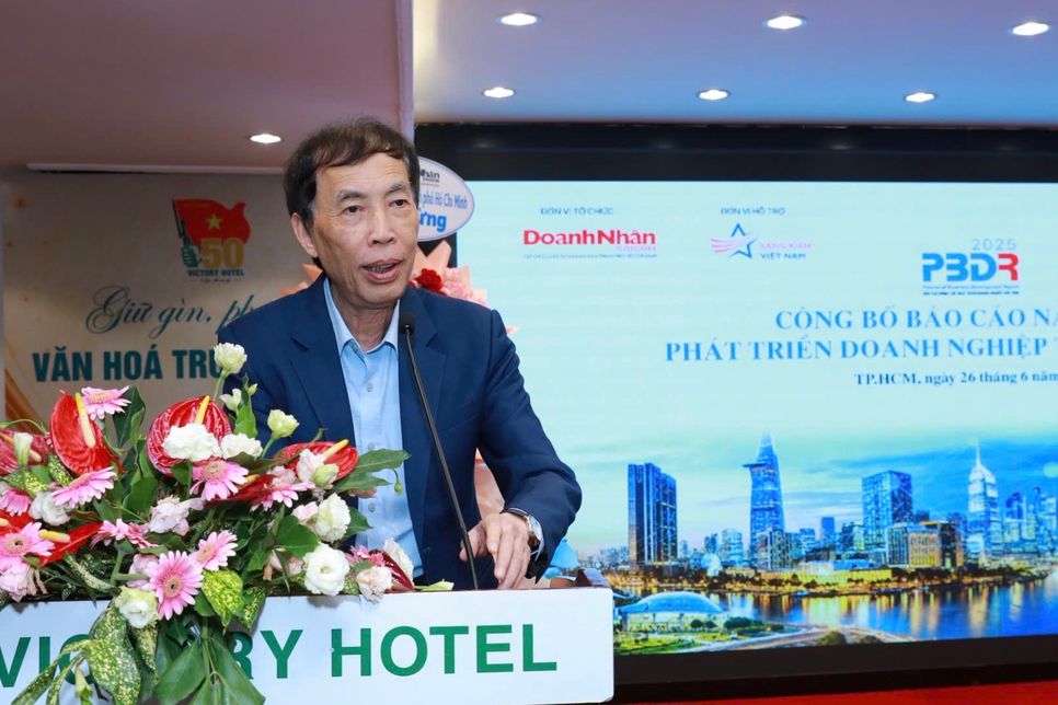 TS. Võ Trí Thành phát biểu đề dẫn. Ảnh: Hoàng Chương