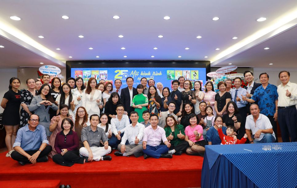 Cán bộ, nhân viên Báo - Tạp chí Doanh Nhân Sài Gòn các thế hệ tại Chương trình Gặp mặt 