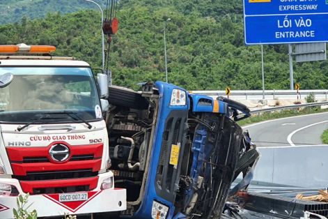 Khánh Hòa: Xe tải lật trên đường dẫn cao tốc, 2 người tử vong
