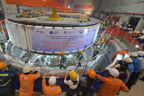 Hạ đặt Rotor tổ máy số 1 Thủy điện Hòa Bình mở rộng