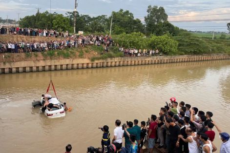Ô tô va chạm xe máy rồi lao xuống sông ở Nghệ An