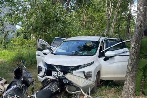 Phá cửa xe, khống chế 4 đối tượng nghi sử dụng ma túy và chống người thi hành công vụ