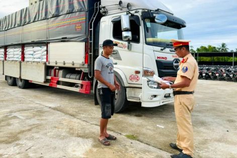 Phát hiện xe tải chở gần 30 tấn đường không rõ nguồn gốc 