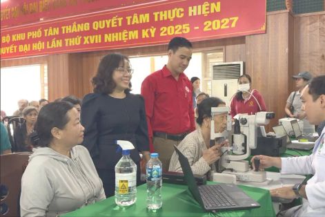 Khám mắt và phát quà cho người dân có hoàn cảnh khó khăn