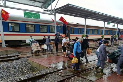 Đường sắt Bắc-Nam bị ách tắc, nhiều chuyến tàu phải tạm dừng