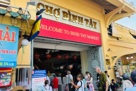 Chợ Bình Tây tấp nập đón khách cả ngày và đêm