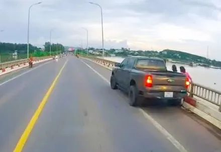 Xử phạt người phụ nữ dừng xe ô tô chụp hình trên cầu La Ngà