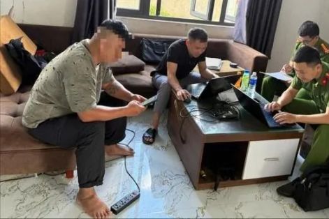 Vụ cháu bé bị xích chân ở Đắk Lắk: Công an triệu tập người cha lên làm việc