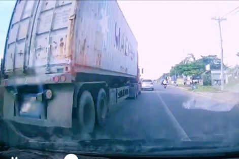 Xử phạt tài xế container vượt ẩu trên quốc lộ 13