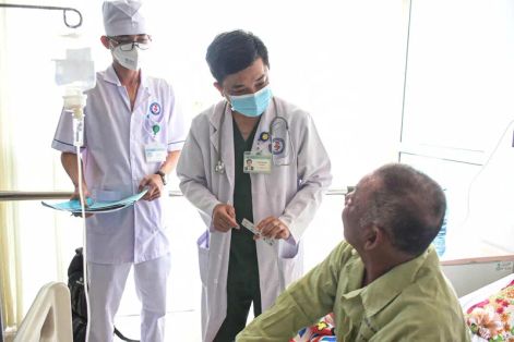 Cứu sống bệnh nhân nhồi máu cơ tim nguy kịch trên đường chuyển viện