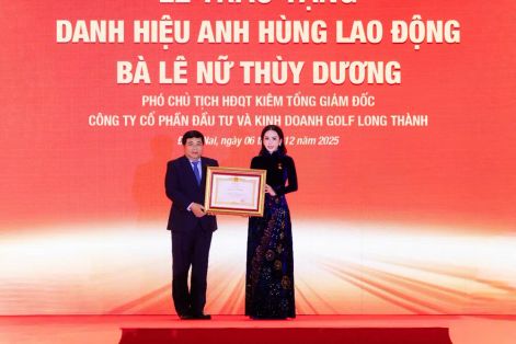 Bà Lê Nữ Thùy Dương được phong tặng danh hiệu Anh hùng Lao động