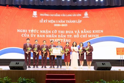 Trường Cao đẳng Văn Lang Sài Gòn đón nhận Bằng khen và Cờ thi đua của UBND TP.HCM nhân dịp 5 năm thành lập