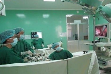 Lần đầu tiên nội soi cắt túi phình thông động tĩnh mạch thận
