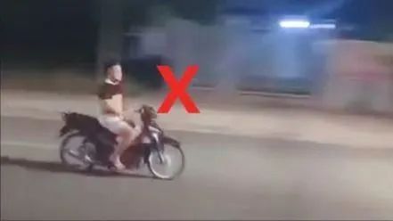 Phạt nặng thanh niên buông 2 tay khi chạy xe máy 