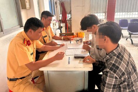 Xử lý hai thanh niên không chấp hành đo nồng độ cồn