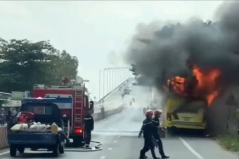 Xe khách cháy rụi gần cầu Cổ Chiên, hành khách an toàn