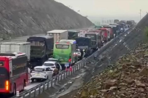 Liên tiếp 2 vụ đụng xe trên cao tốc Hàm Nghi - Vũng Áng, giao thông ùn tắc