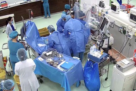 Hai tuần giằng co cứu bé trai bị ngưng tim đột ngột