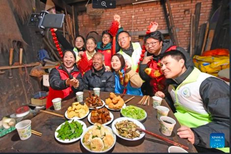 Không gian ảo, tết ấm thật