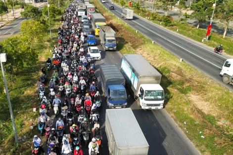 Quốc lộ về miền Tây quá tải, nhiều nơi kẹt xe kéo dài