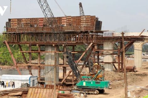 Giữ nhịp thi công xuyên Tết trên công trường dự án Vành đai 3 TPHCM