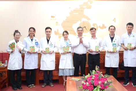 Lãnh đạo TPHCM thăm, động viên bác sĩ luân phiên ra Côn Đảo trực xuyên tết