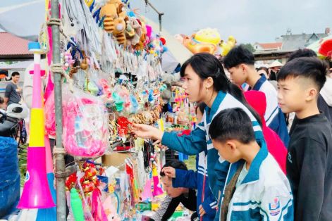 Du xuân khám phá chợ phiên trăm năm tuổi