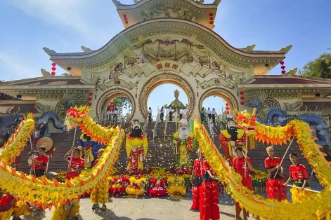 Người dân TPHCM rộn ràng du Xuân ngày mùng 3 Tết