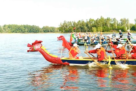 Sôi nổi giải đua thuyền rồng liên xã Hồ Tràm 
