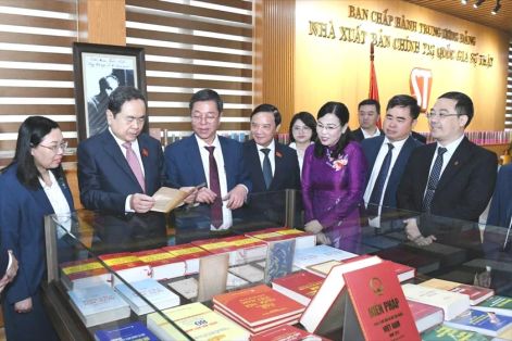 Chủ tịch Quốc hội dự Lễ giới thiệu bộ sách luật được thông qua tại kỳ họp thứ 10, Quốc hội khóa XV