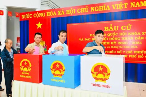 Hình ảnh cử tri TPHCM hân hoan trong ngày hội bầu cử sớm