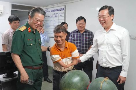 Phó Bí thư Thường trực Thành ủy TPHCM Lê Quốc Phong thăm các cán bộ lão thành ngành y tế