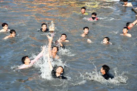 Người dân lội nước, bắt vịt cầu may đầu năm tại lễ hội Làm Chay, Tây Ninh