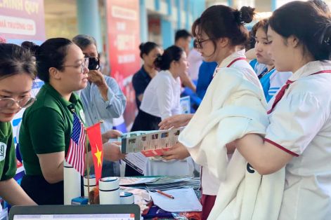 Gần 3.500 học sinh tìm hiểu, chọn nghề cho tương lai