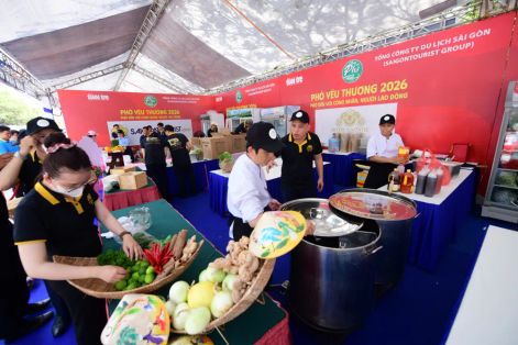 Saigontourist Group nấu và phục vụ miễn phí 12.000 suất phở