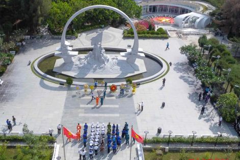 Dòng người dâng hương tại Khu tưởng niệm 64 chiến sĩ Gạc Ma