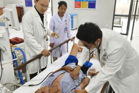 Truyền thuốc trên trực thăng, cứu du khách đột quỵ ở Côn Đảo