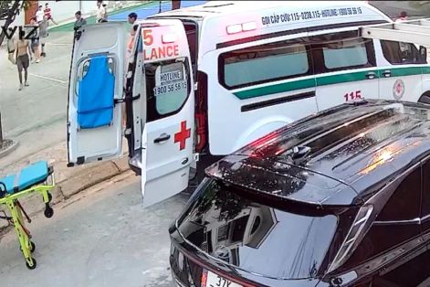 Tặng giấy khen 2 bác sĩ kịp thời cứu người ngã quỵ ở sân thể thao