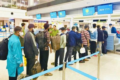 Trục xuất 11 người nước ngoài lưu trú, làm việc trái phép 