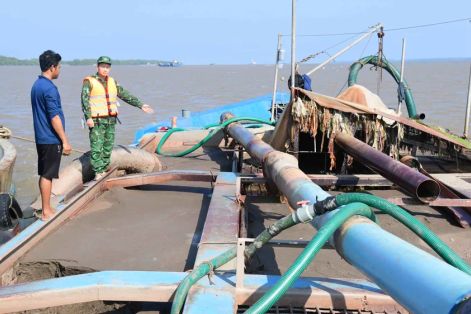 Bắt giữ 3 tàu chở cát không rõ nguồn gốc ở Đồng Tháp