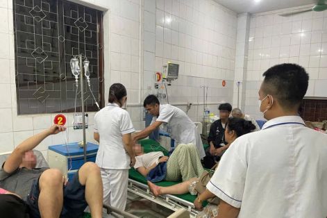 Nghi do ăn rau rừng lạ, 3 người nhập viện cấp cứu