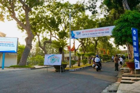 Khánh Hòa: 2 học sinh "vượt rào" về tuổi vì muốn thử thách đánh giá năng lực