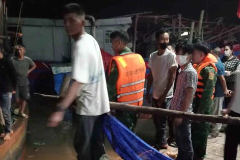 Đưa thi thể ngư dân tử vong trên biển vào bờ