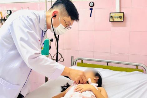 Vụ hàng loạt học sinh TPHCM nghi ngộ độc: Số ca bệnh tăng vọt 