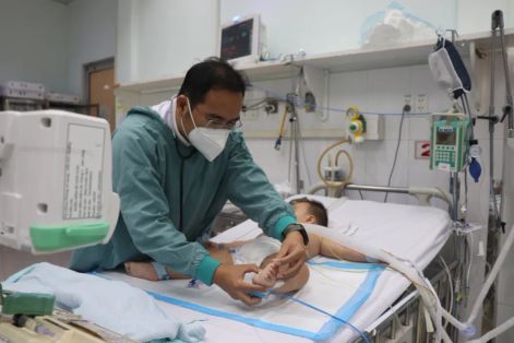Cứu hai bệnh nhi tay chân miệng nguy kịch