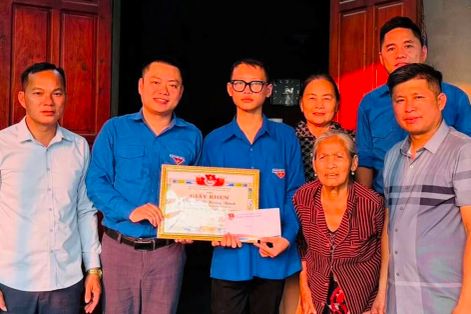 Khen thưởng nam sinh lớp 10 dũng cảm bơi ra biển cứu người