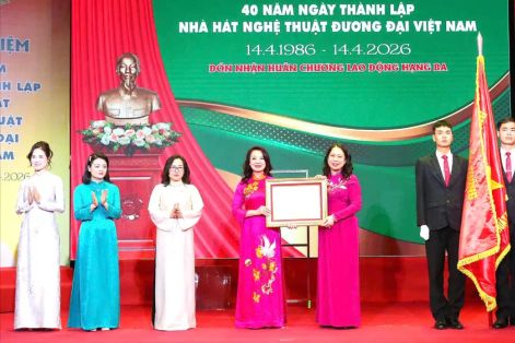 Nhà hát 40 năm tuổi bên Hồ Gươm đón Huân chương Lao động hạng Ba